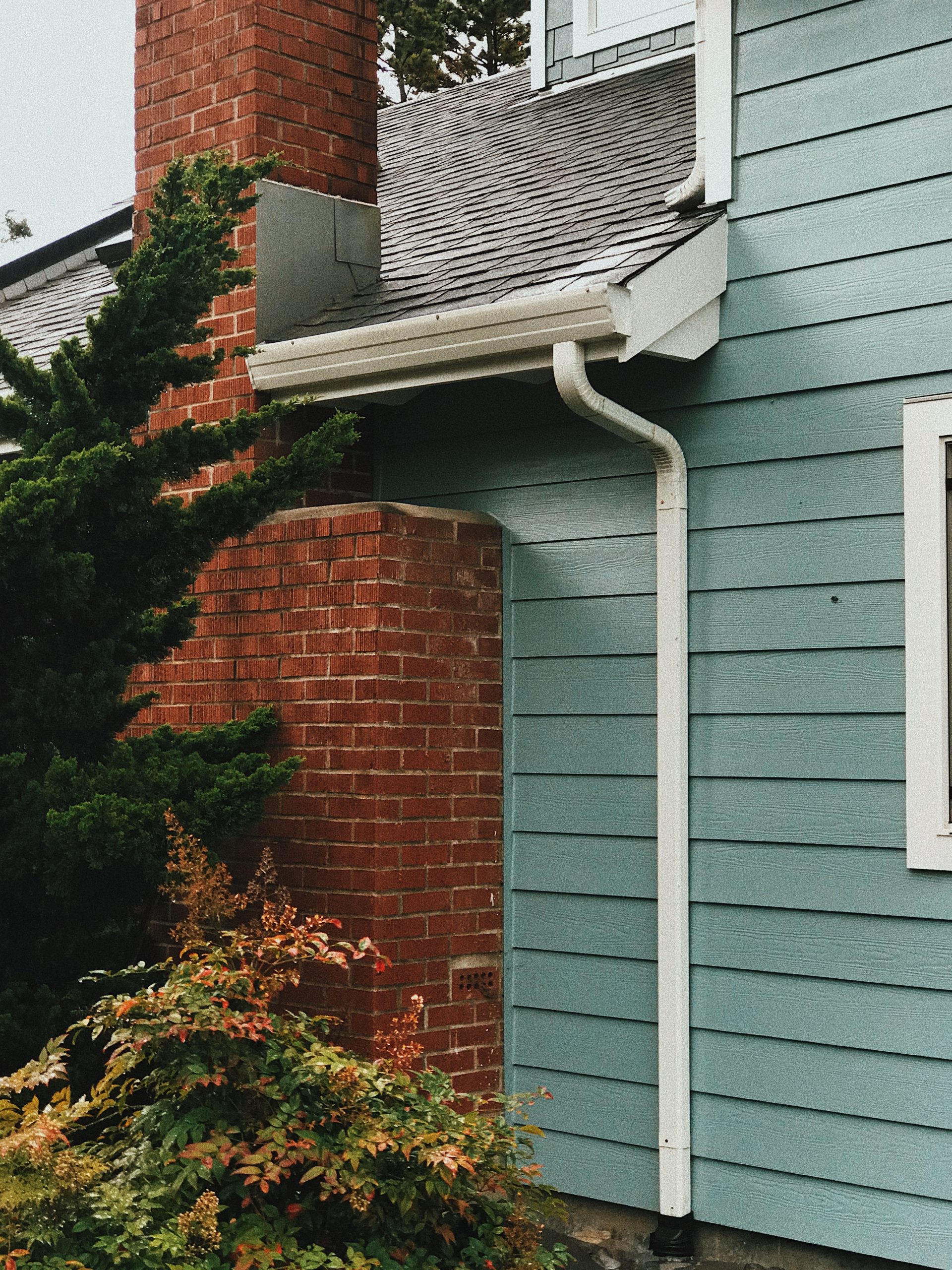 How to Choose the Right Gutter System for Your Home: A Comprehensive Guide